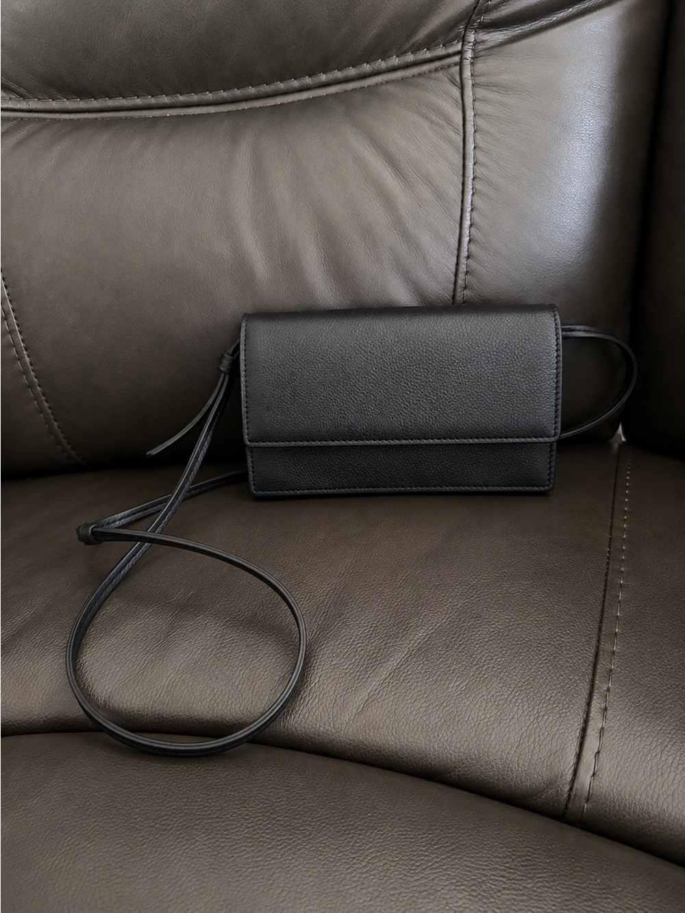 Tory Burch Black Leather Crossbody with Gold Logo - Picture 2 of 2
